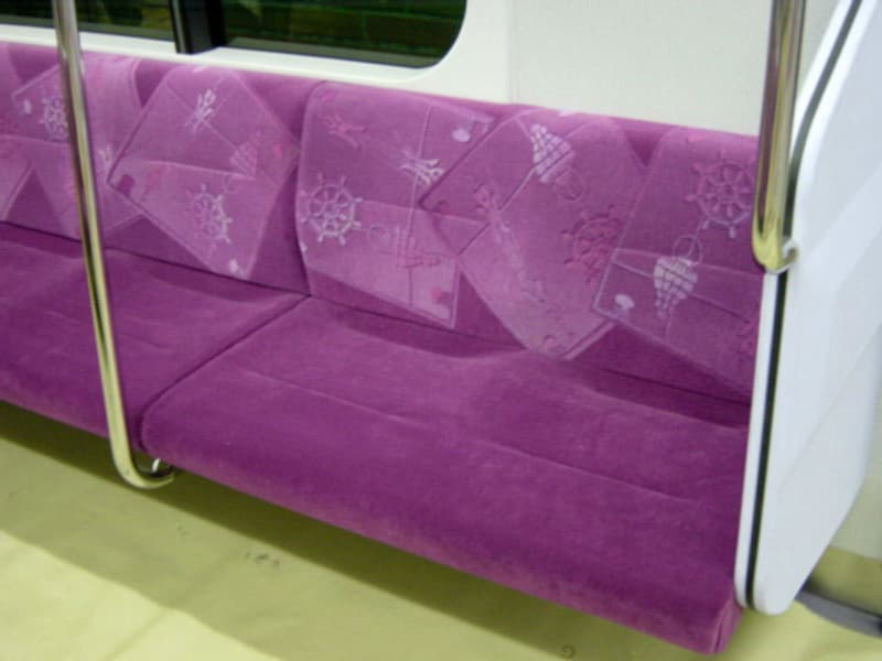 赤紫色のシートの柄は伝統産業である「横浜スカーフ」がモチーフ(2004年1月10日撮影)
