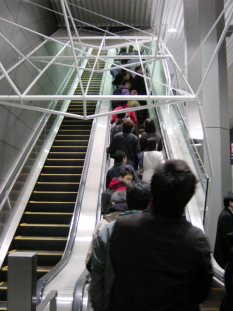 アートフレームが印象的なエスカレーター(2004年1月10日撮影)