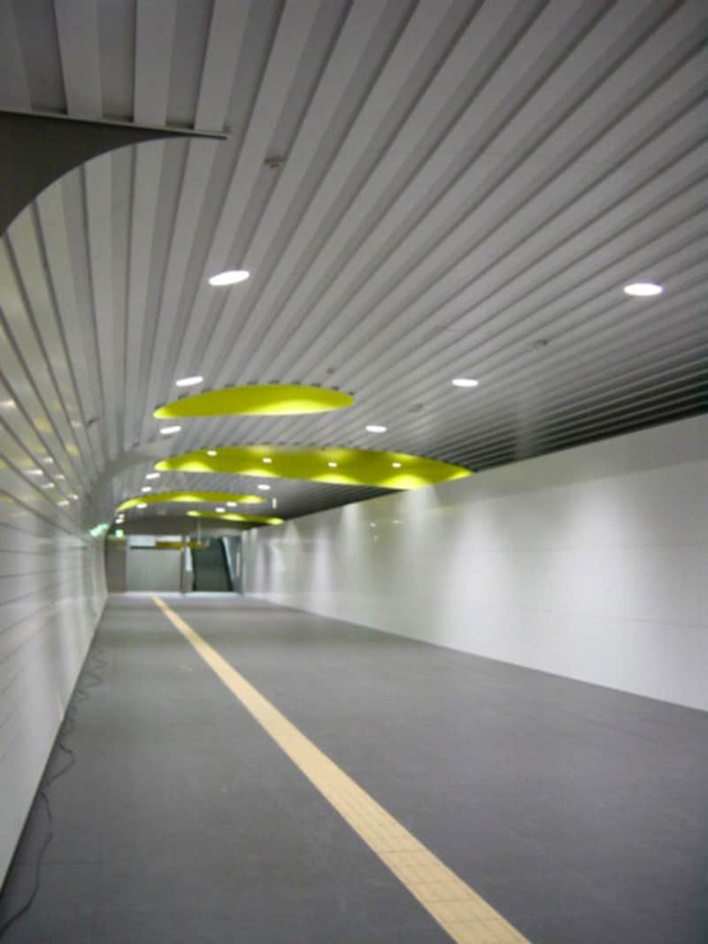 天井には水の泡をかたどった黄色いオブジェが(2004年1月10日撮影)