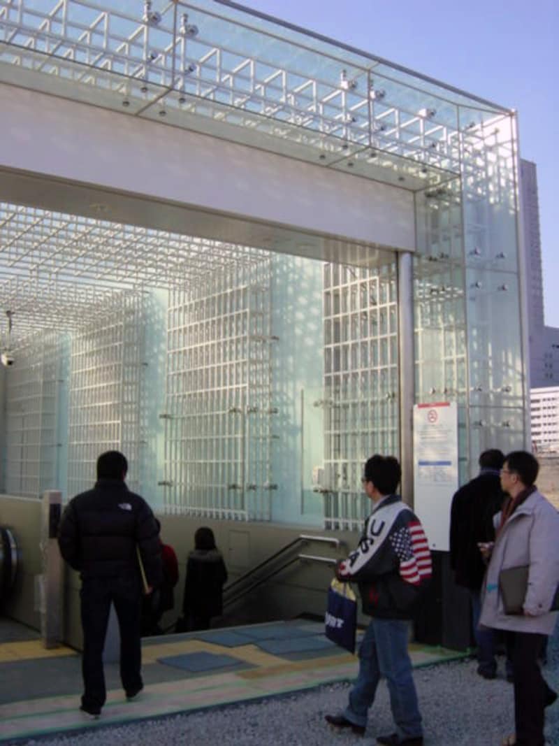 入口はニュートラルなボックスデザイン(2004年1月10日撮影)