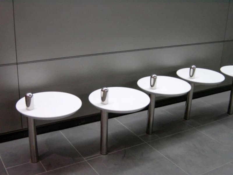 丸くて白いベンチシートがランダムに並びます(2004年1月10日撮影)