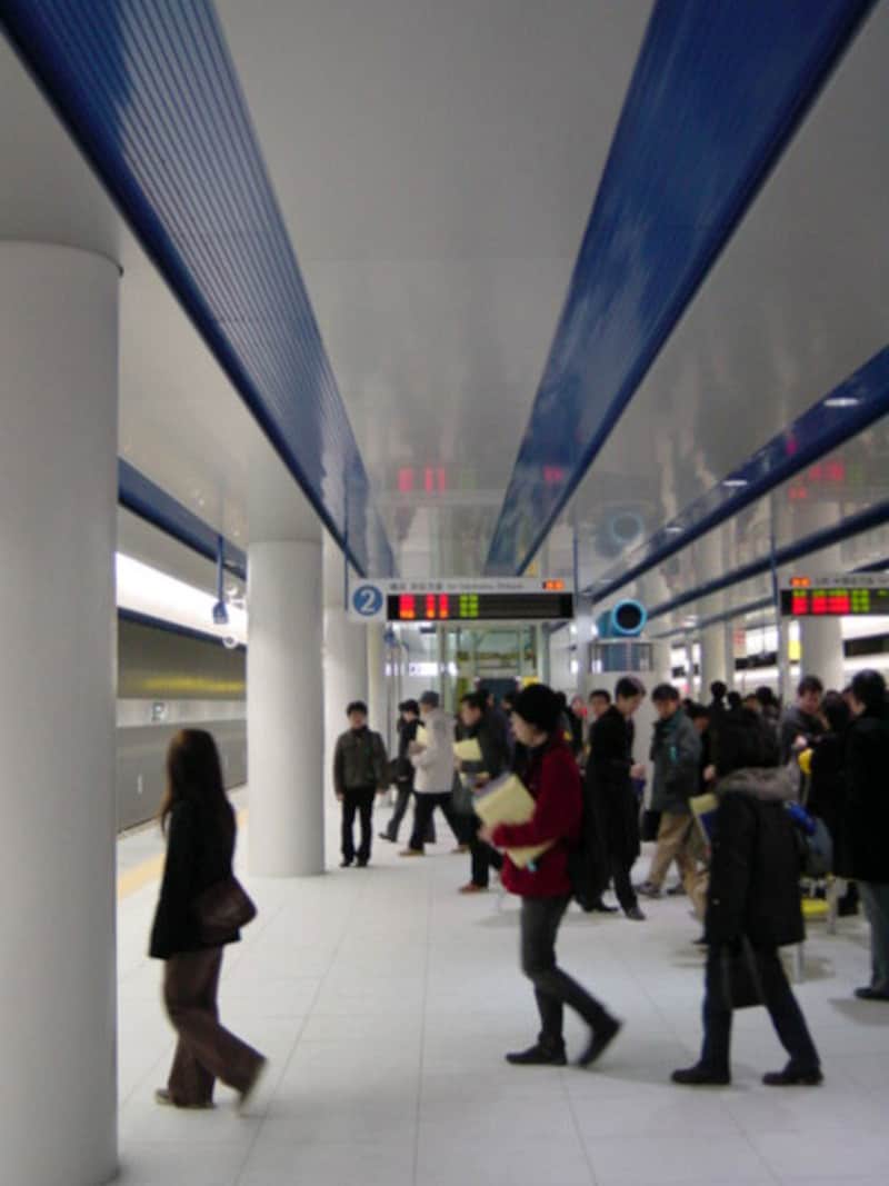 天井には鮮やかなブルーとシルバーのストライプが(2004年1月10日撮影)