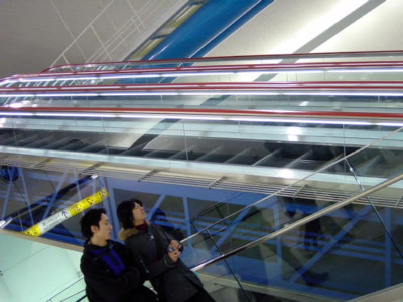 エスカレーターの側面もシースルーになっています(2004年1月10日撮影)