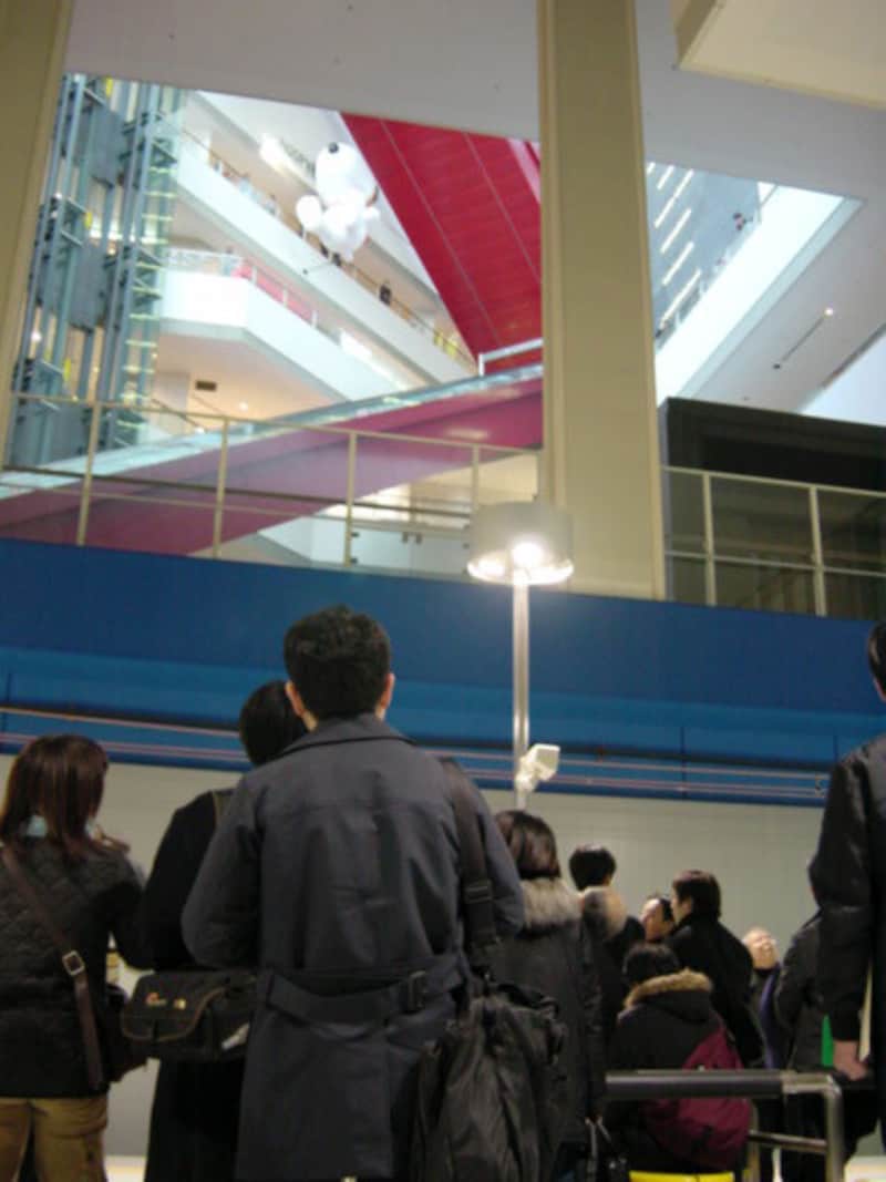 吹き抜けになっているのでホームから上空が見渡せます(2004年1月10日撮影)