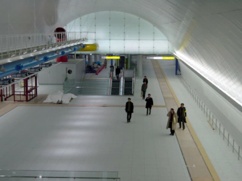 真っ白い空間はギャラリーとしての機能を兼ね備えています(2004年1月10日撮影)