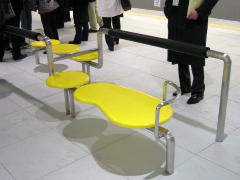 イエローやオレンジなど派手な色づかいのベンチ(2004年1月10日撮影)