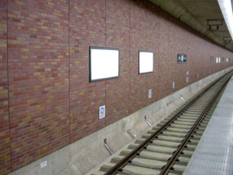 ホームは一面にレンガを使用(2004年1月10日撮影)