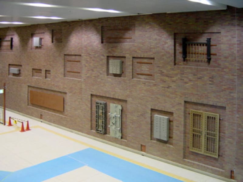 壁面には駅の地上部にあった横浜銀行旧本店のパーツが展示されています(2004年1月10日撮影)
