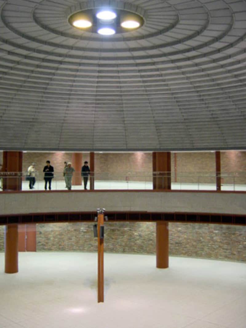 改札前は直径24mもあるドーム型吹き抜け空間に(2004年1月10日撮影)