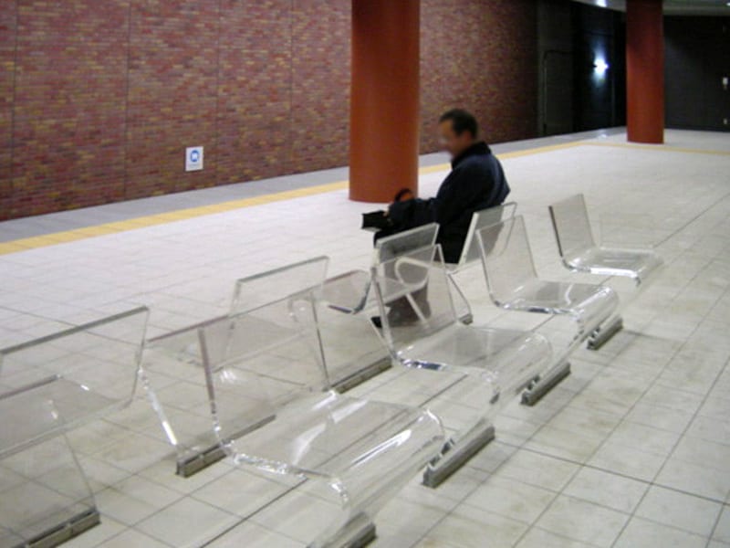 アクリルを曲げただけのベンチは「未来」をイメージ(2004年1月10日撮影)