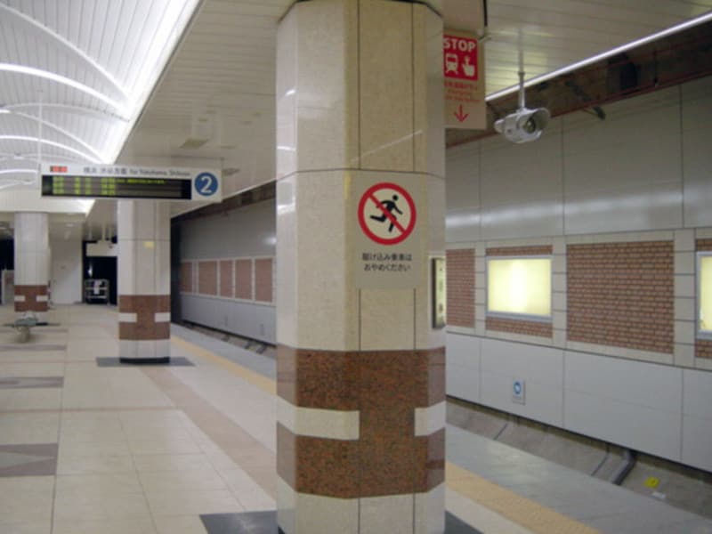 基本素材に石とレンガが多く使われている日本大通り駅(2004年1月10日撮影)