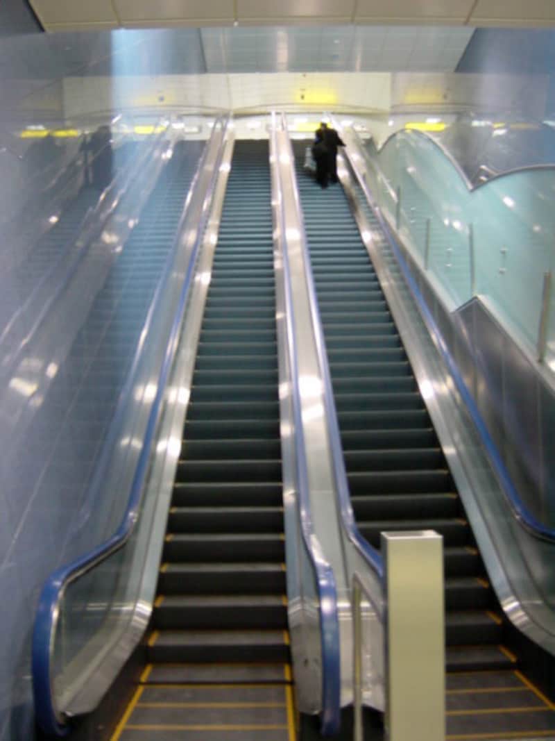 エレベーター周りは横浜の海をイメージ(2004年1月10日撮影)