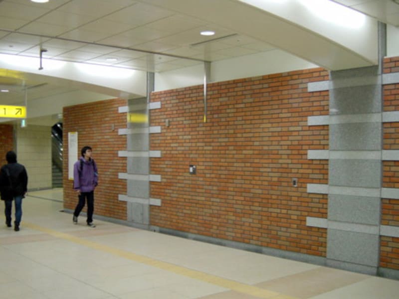 コンコースの壁には、歴史的建造物を象った模様が入っています(2004年1月10日撮影)