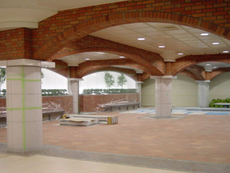 レンガのアーチとテラコッタタイルの床が施されている待合スペース(2004年1月10日撮影)