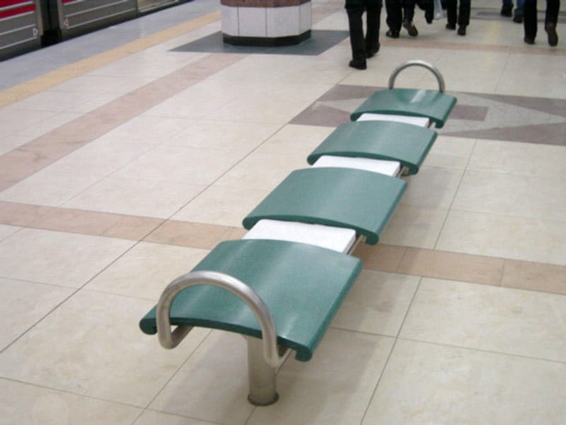 広場に緑が植わっているようなイメージのベンチ(2004年1月10日撮影)