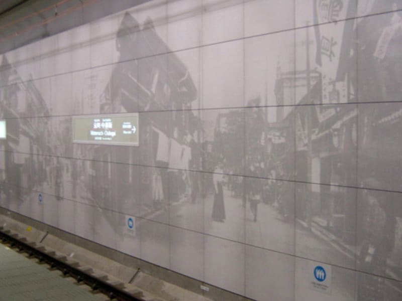 図版が焼き付けられているタイルは1メートル角の大きさ(2004年1月10日撮影)