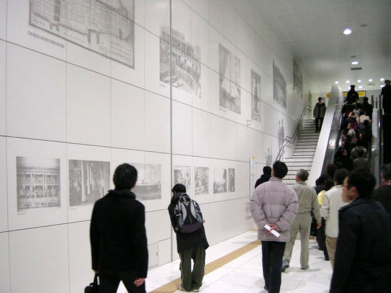「居留地時代から現代までの街と人と暮らし」を描いたコンコース。エリアによって3つのテーマに分けられています(2004年1月10日撮影)