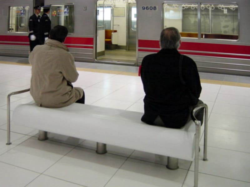 壁に合わせて真っ白でシンプルなベンチ(2004年1月10日撮影)