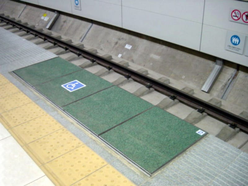 車両とホームの間がフラットになる段差・隙間解消装置。係員が操作しますので、利用する場合は事前にお伝えください(2004年1月10日撮影)