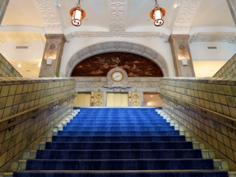 ホテルニューグランド本館の大階段。階下から見上げる気品ある姿は、歴史と伝統を感じさせてくれます（2016年10月3日撮影）