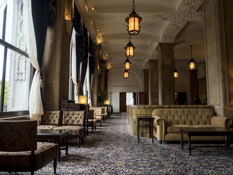 本館2階のロビー。アンティーク家具の配置などはそのままに、美しくリニューアル（2016年10月3日撮影）