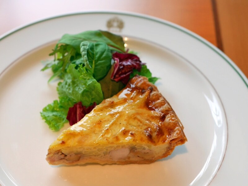 本館1階コーヒーハウス「ザ・カフェ」に新しく加わったメニューのひとつ「本日のキッシュ」（2016年10月3日撮影）