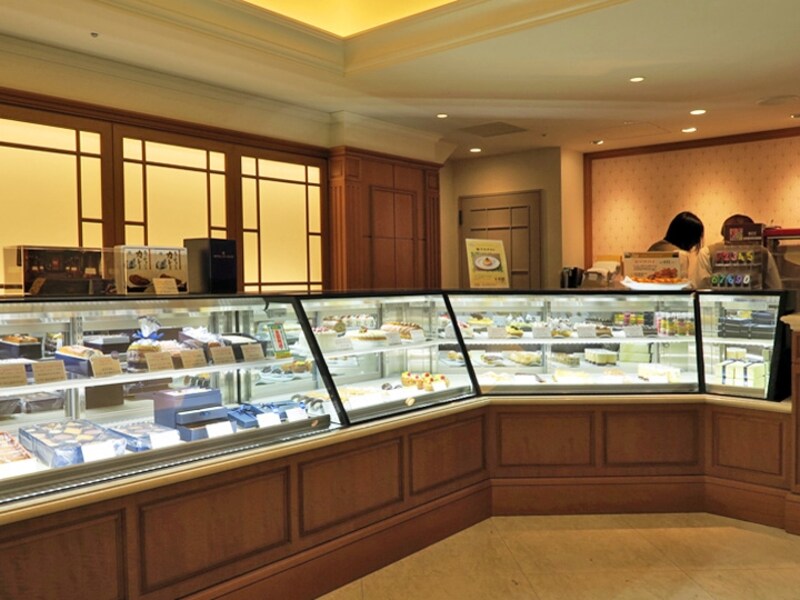 ショーケースには、昔懐かしいバタークリームケーキをはじめ、人気のショートケーキ、サバラン、定番メニューとなった「窯焼き クラシックプリン」などが並びます（2016年10月3日撮影）