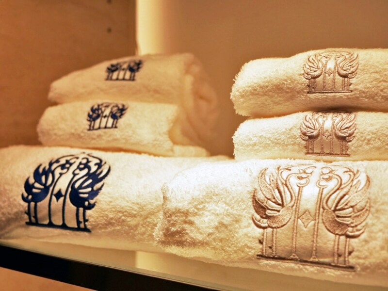 フェニックスのモチーフをあしらった「フェニックスシリーズ 今治タオル」（各種1620円～）（2016年10月3日撮影）