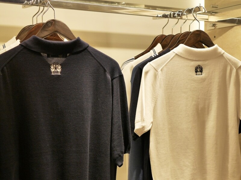 背中にフェニックスをあしらった「フェニックスシリーズ フクゾー ポロシャツ」（19440円）（2016年10月3日撮影）