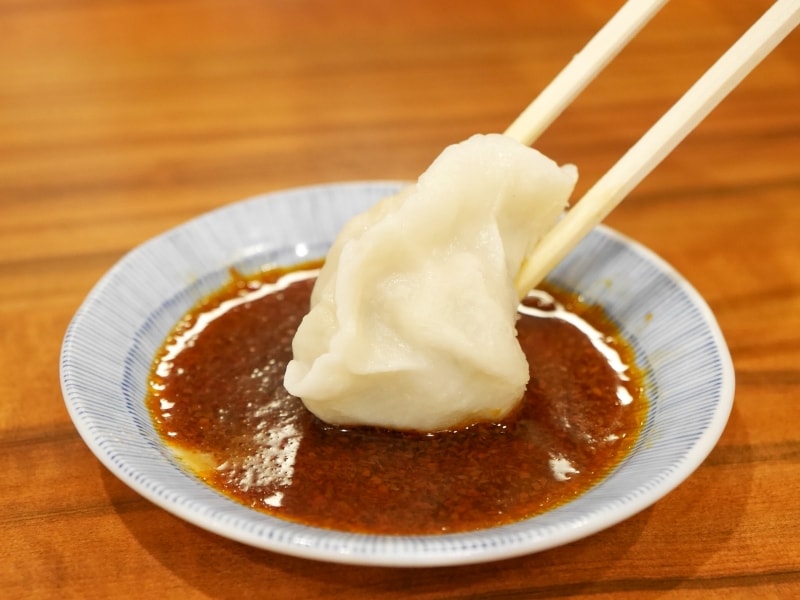 同店オリジナル、ココナッツが入ったタレをたっぷりとつけて(2017年10月14日撮影)