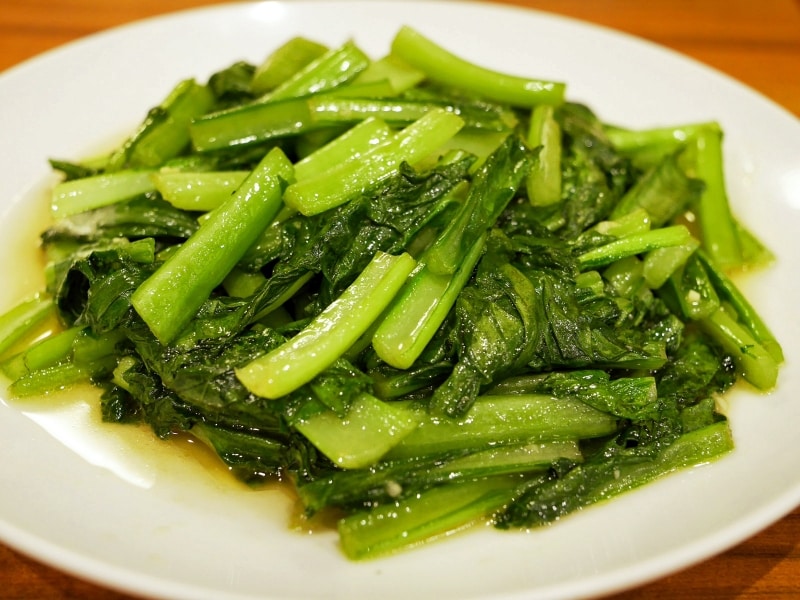 水餃子がゆであがるまで10分ほどかかるので、すぐに出てくる炒め物をオーダーするのがおすすめ。青菜炒め(1000円税別)(2017年10月14日撮影)