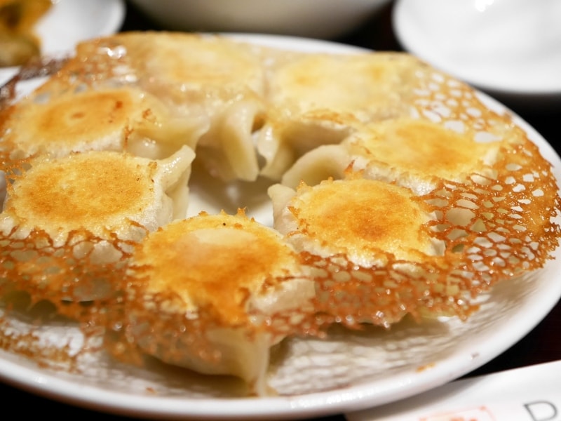 パリパリの羽根がついた「大連焼餃子(7個630円税別)」。ランチセットは960円(ごはん、スープ、サラダ、漬物付き)(2017年10月14日撮影)