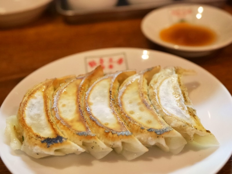 翠葉の看板メニュー「餃子(5個320円税込)」(2017年7月8日撮影)