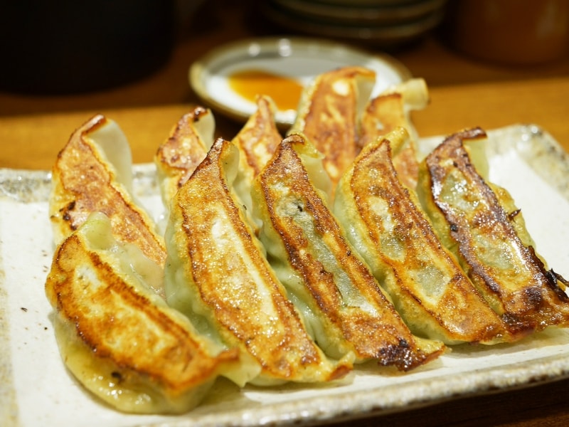 まん天餃子(奥、5個260円)としそ餃子(手前、5個310円)」※いずれも税別(2017年10月6日撮影)