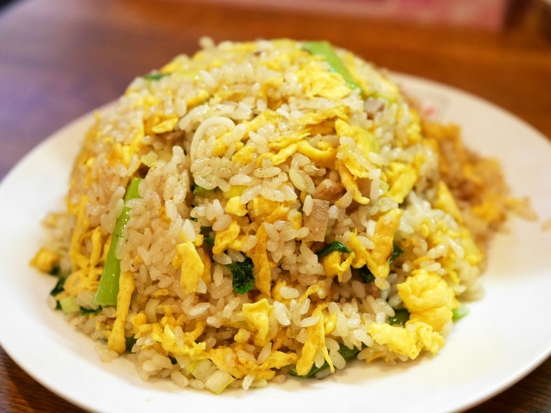 パラッパラの「小松菜炒飯」と餃子5個セットは1050円(税込)(2017年7月8日撮影)