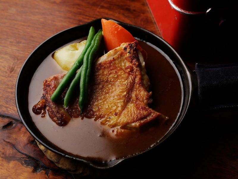 ステーキカリー 若鶏(1380円税込)……飯盒スタイルのライス付(画像提供:ブライダルプロデュース)
