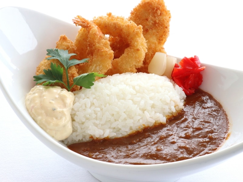 ベジタブルカレー シーフードフライ添え (ランチセットはサラダ付き1400円、アラカルト1080円 いずれも税込)(画像提供:ヨコハマ グランド インターコンチネンタル ホテル)