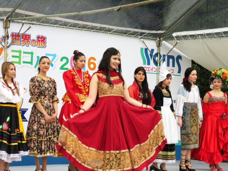 各国の民族衣装が見られる「ワールドファッションショー」（2016年）の様子（画像提供：横浜商工会議所）