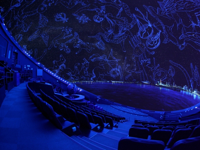 宇宙劇場（プラネタリウム）では、直径23mのドーム全体に広がる迫力の映像で宇宙を体感できます（画像提供：はまぎん こども宇宙科学館）