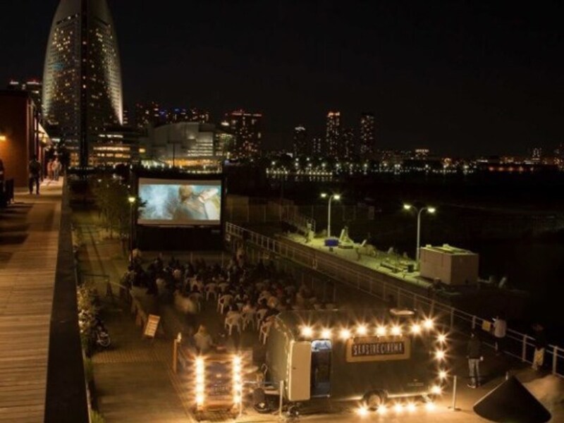 会場イメージ。芝生エリアに座り、思い思いのスタイルで映画を鑑賞しては（画像提供：横浜赤レンガ倉庫）