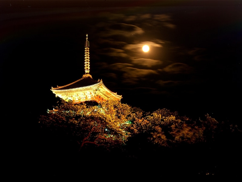 ライトアップされた三重塔と中秋の名月とのコラボレーションが楽しめます（画像提供：三溪園）