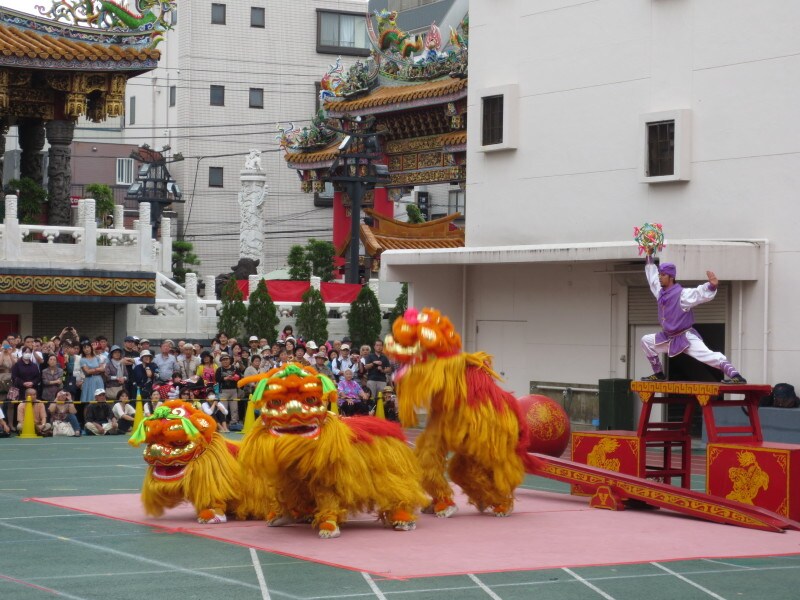 横濱中華學院の校庭で行われる雙十節芸能演技の様子（2013年10月10日撮影）