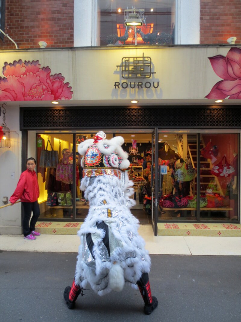 獅子舞がお店を巡る慶祝獅子舞（採青）の様子（2013年撮影）