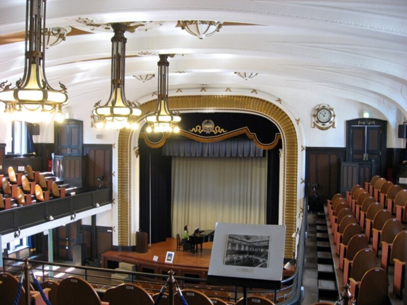 1階にある講堂。通常は集会やコンサートなどに使われていますが、毎月15日の一般公開日に見学できます