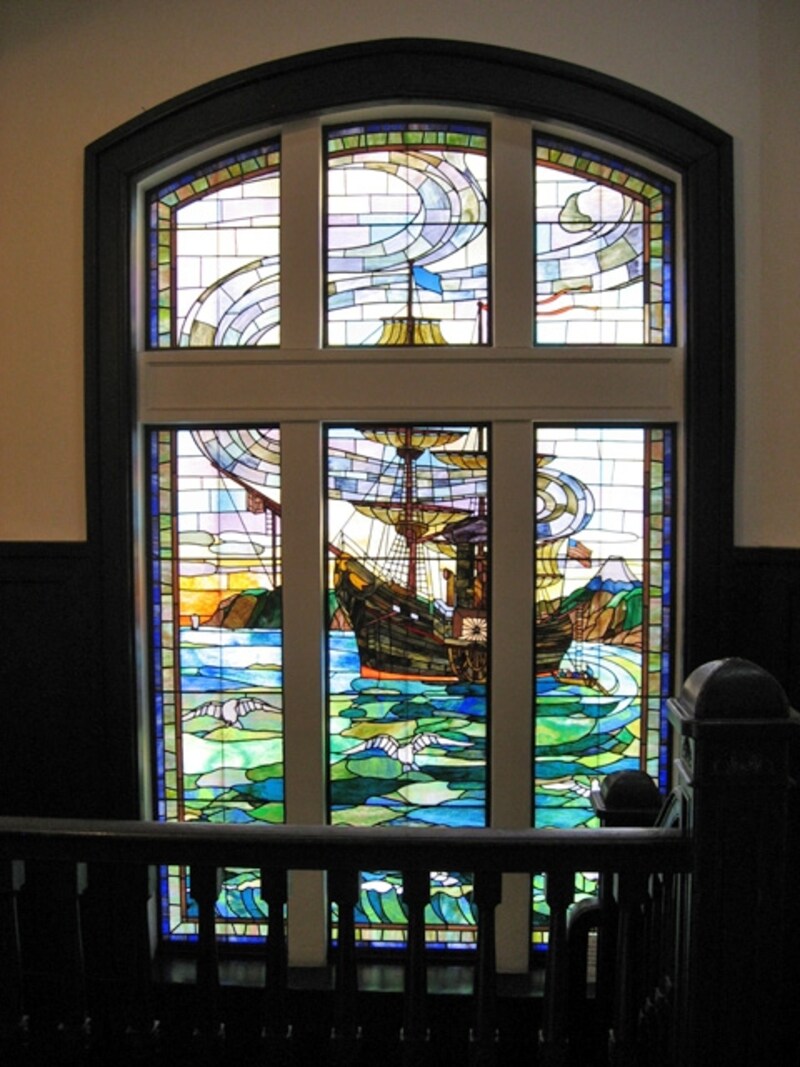 ペリー艦隊が来航した時の船「ポーハタン号」を描いたステンドグラス