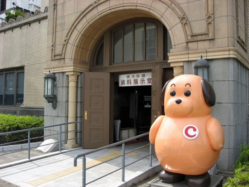 1階は資料展示室「クイーンのひろば」。入口を守るのは、税関のイメージキャラ・カスタム君