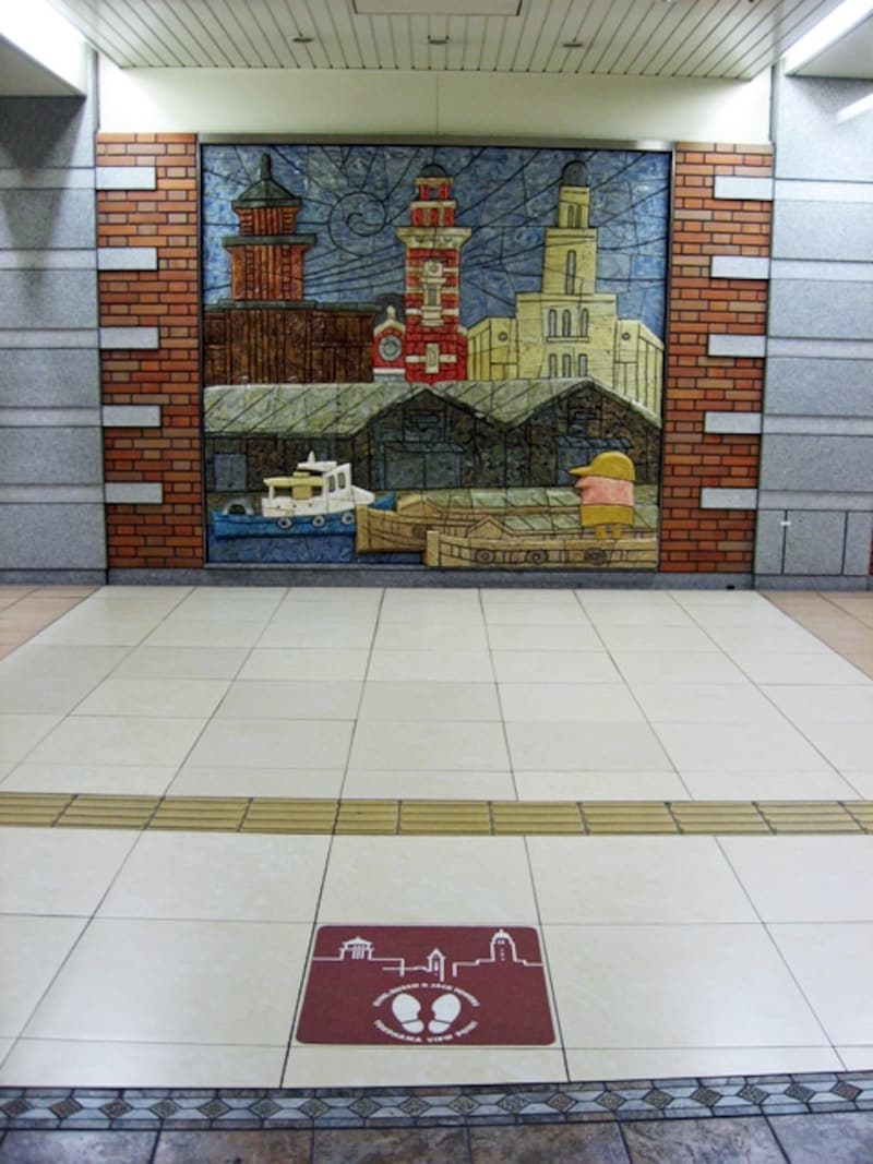 みなとみらい線日本大通り駅コンコースにある、三塔広場