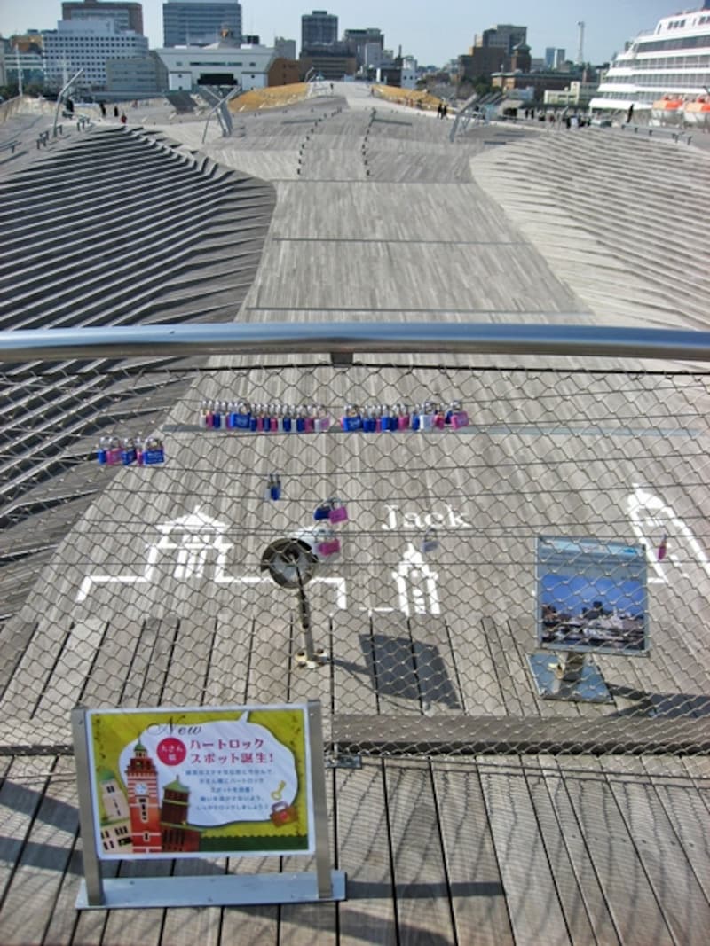 階下にも三塔のイラストが！undefinedここは鍵をかけると恋愛が成就する、「ハートロックスポット」にもなっています