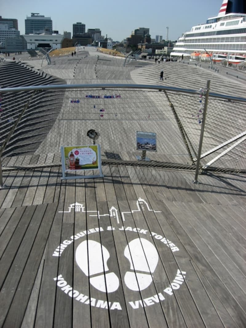 大さん橋の横浜三塔物語スポット。どんどん上がっていくので、結構距離があります