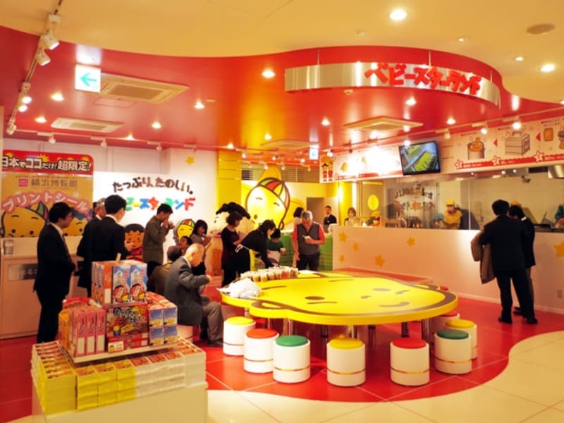 一番の注目スポット「ベビースターランド」では、できたてベビースターが味わえます